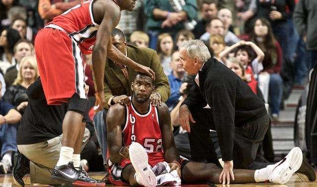 中国男篮不敌NBA马刺，遭遇79比55惨败
