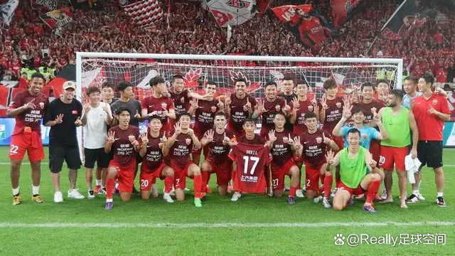 国内足球联赛屡现惊喜，精彩不断