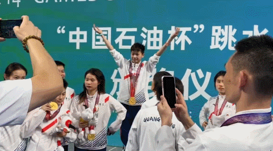 跳水女将表现抢眼，获得团体比赛金牌